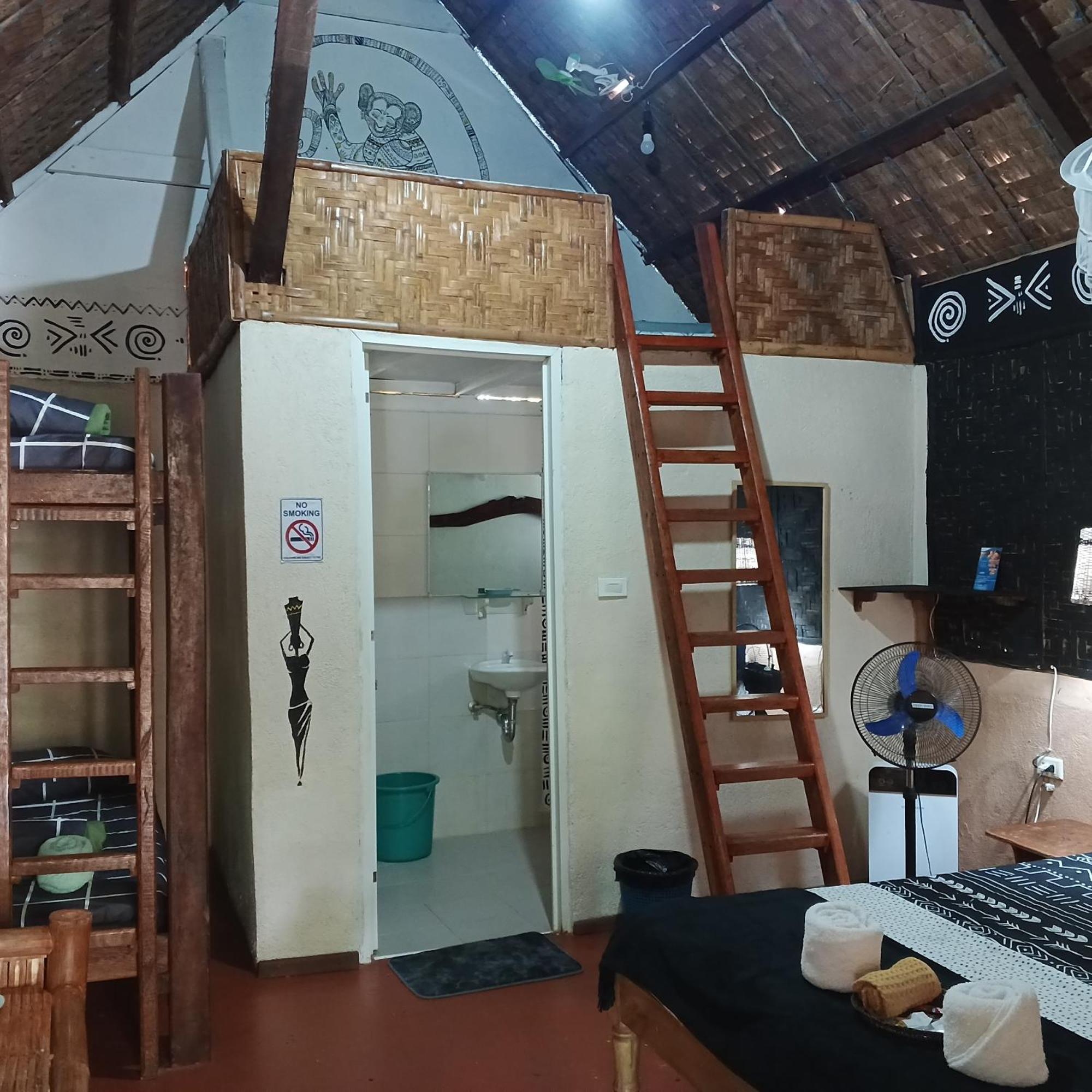 Two Crazy Monkeys Bakhawan Exterior foto
